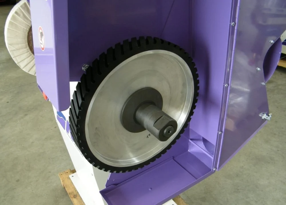 NS PL40 ZP - Stojanová kotoučová leštička a pásová bruska - detail kontaktního kotouče brusného pásu