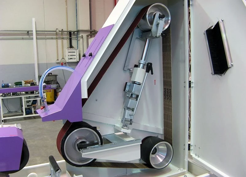 NS RC200 - Pásová bruska a leštička na trubky - vnitřní uspořádání