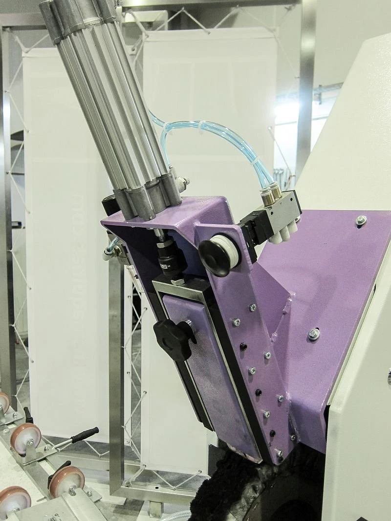 NS RC200 - Pásová bruska a leštička na trubky - automatické dávkování leštící pasty