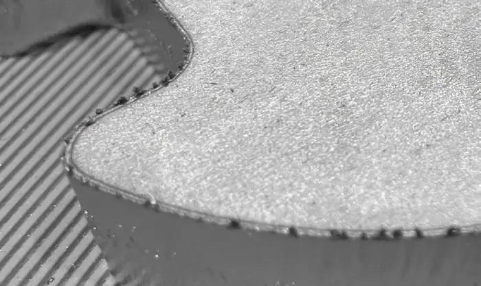 Obrobek před odjehlováním a zaoblením hran