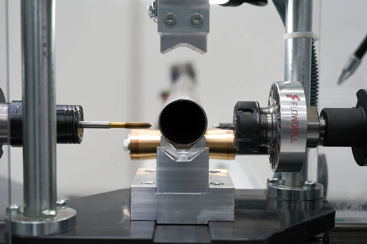 NS TDM100 2D AT - automatický stroj na vrtání, tavné vrtání a řezání vnitřních závitů do trubek a hranatých profilů - 2 jednotky s vyměnitelnými nástroji, hloubka, úhel a rychlost jsou nastaveny v rámci automatické operace