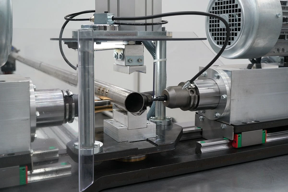 NS TDM100 2D AT - automatický stroj na vrtání, tavné vrtání a řezání vnitřních závitů do trubek a hranatých profilů - 2 jednotky s vyměnitelnými nástroji, hloubka, úhel a rychlost jsou nastaveny v rámci automatické operace