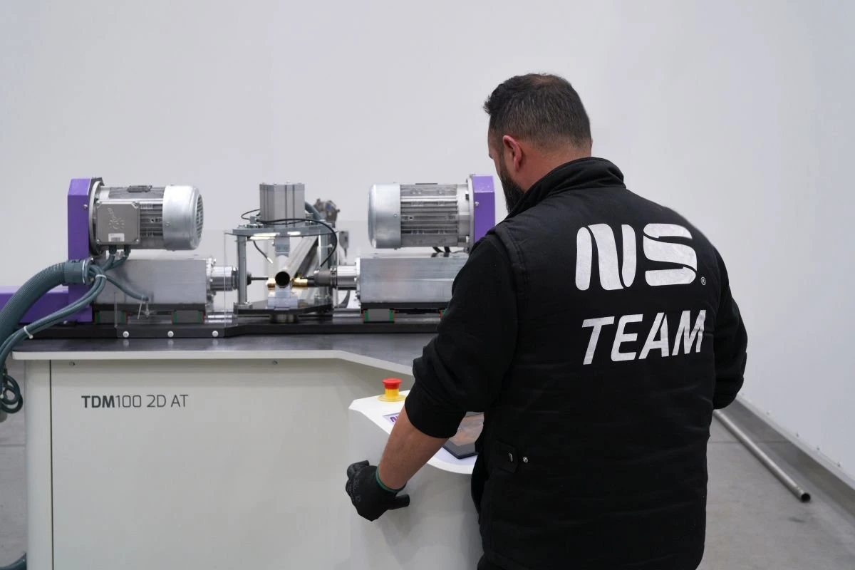 NS TDM100 2D AT - automatický stroj na vrtání, tavné vrtání a řezání vnitřních závitů do trubek a hranatých profilů - podávání trubek, otáčení, provoz obou stanic a upínání probíhá automaticky