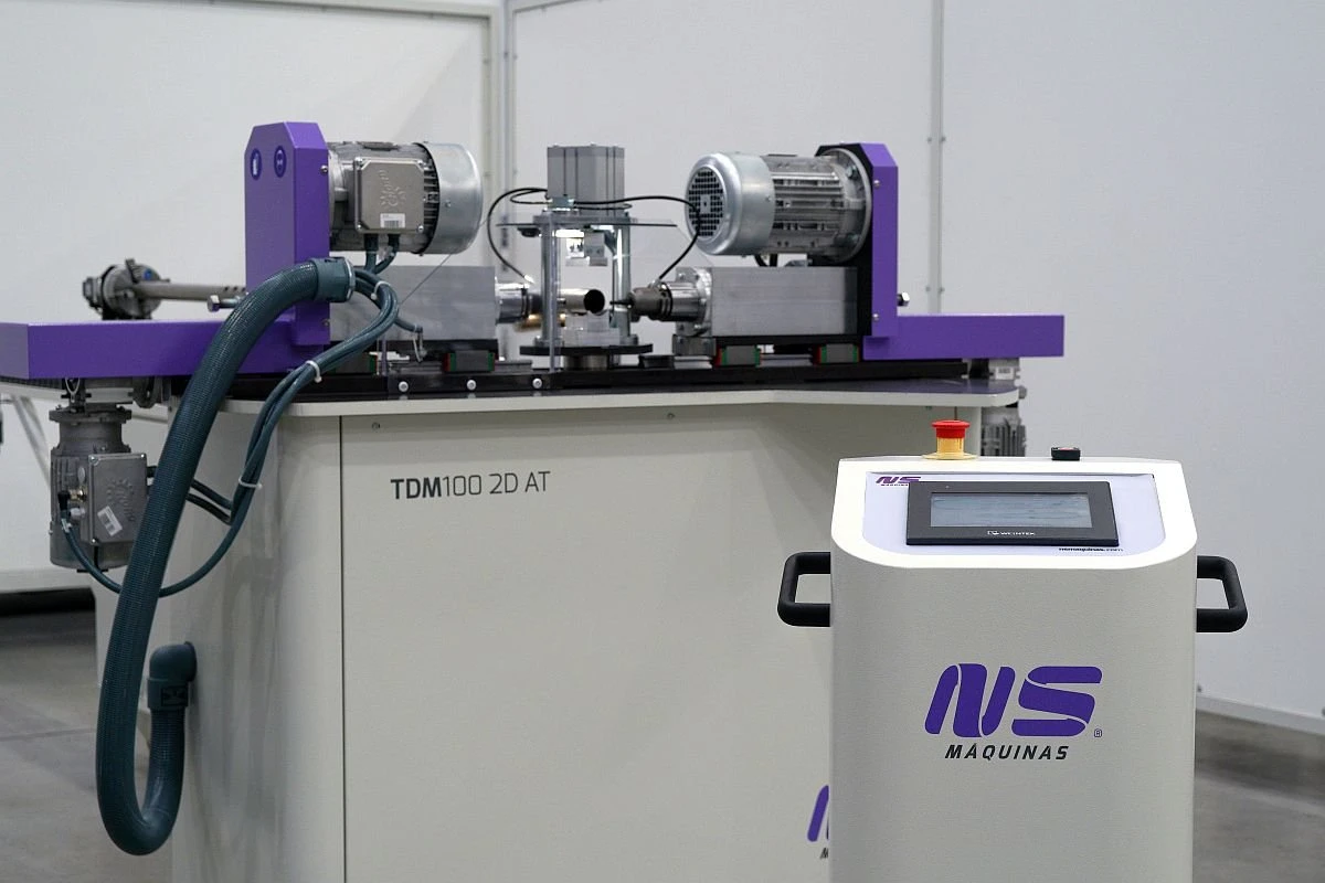NS TDM100 2D AT - automatický stroj na vrtání, tavné vrtání a řezání vnitřních závitů do trubek a hranatých profilů