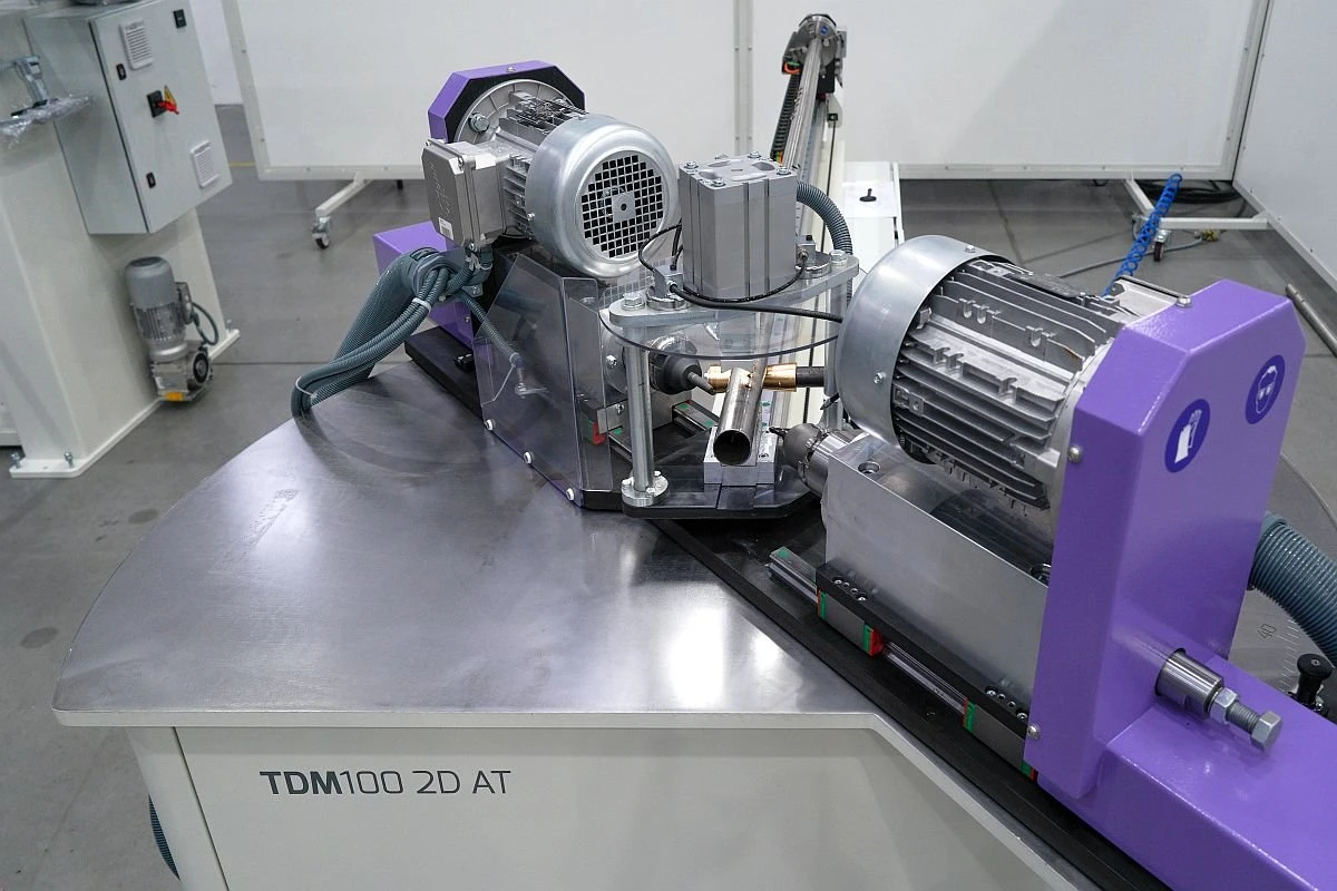 NS TDM100 2D AT - automatický stroj na vrtání, tavné vrtání a řezání vnitřních závitů do trubek a hranatých profilů - 2 jednotky s vyměnitelnými nástroji, hloubka, úhel a rychlost jsou nastaveny v rámci automatické operace