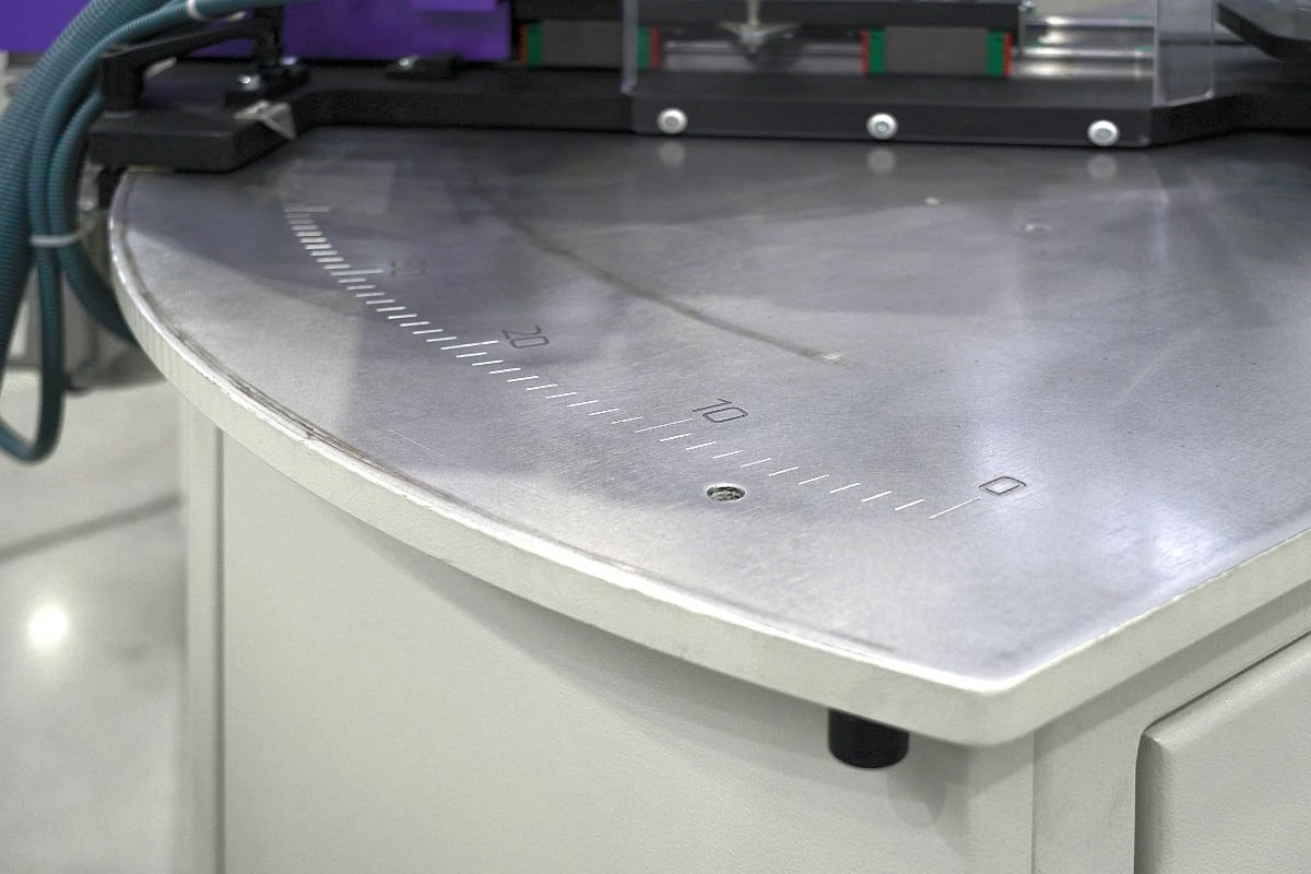 NS TDM100 2D AT - automatický stroj na vrtání, tavné vrtání a řezání vnitřních závitů do trubek a hranatých profilů - nastavitelný úhel -50° až +50°