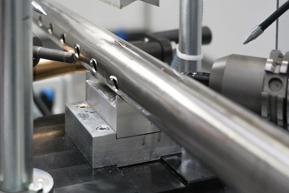 NS TDM100 2D AT - automatický stroj na vrtání, tavné vrtání a řezání vnitřních závitů - tavné vrtání až do průměru 12 mm