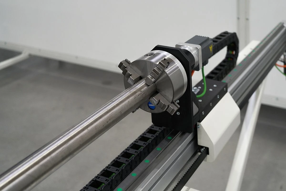 NS TDM100 2D AT - automatický stroj na vrtání, tavné vrtání a řezání vnitřních závitů do trubek a hranatých profilů - systém upínání