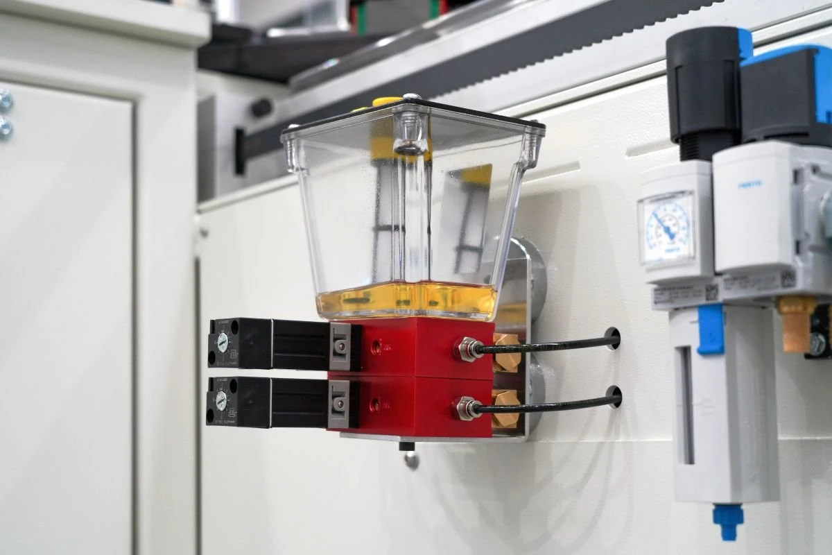 NS TDM100 2D AT - automatický stroj na vrtání, tavné vrtání a řezání vnitřních závitů do trubek a hranatých profilů - nádobka s kapalinou