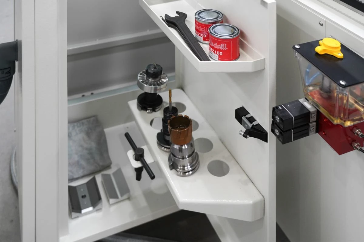 NS TDM100 2D AT - automatický stroj na vrtání, tavné vrtání a řezání vnitřních závitů do trubek a hranatých profilů - úložný prostor pro nástroje