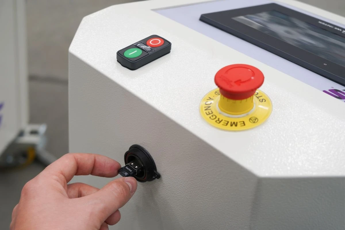 NS TDM100 2D AT - automatický stroj na vrtání, tavné vrtání a řezání vnitřních závitů -