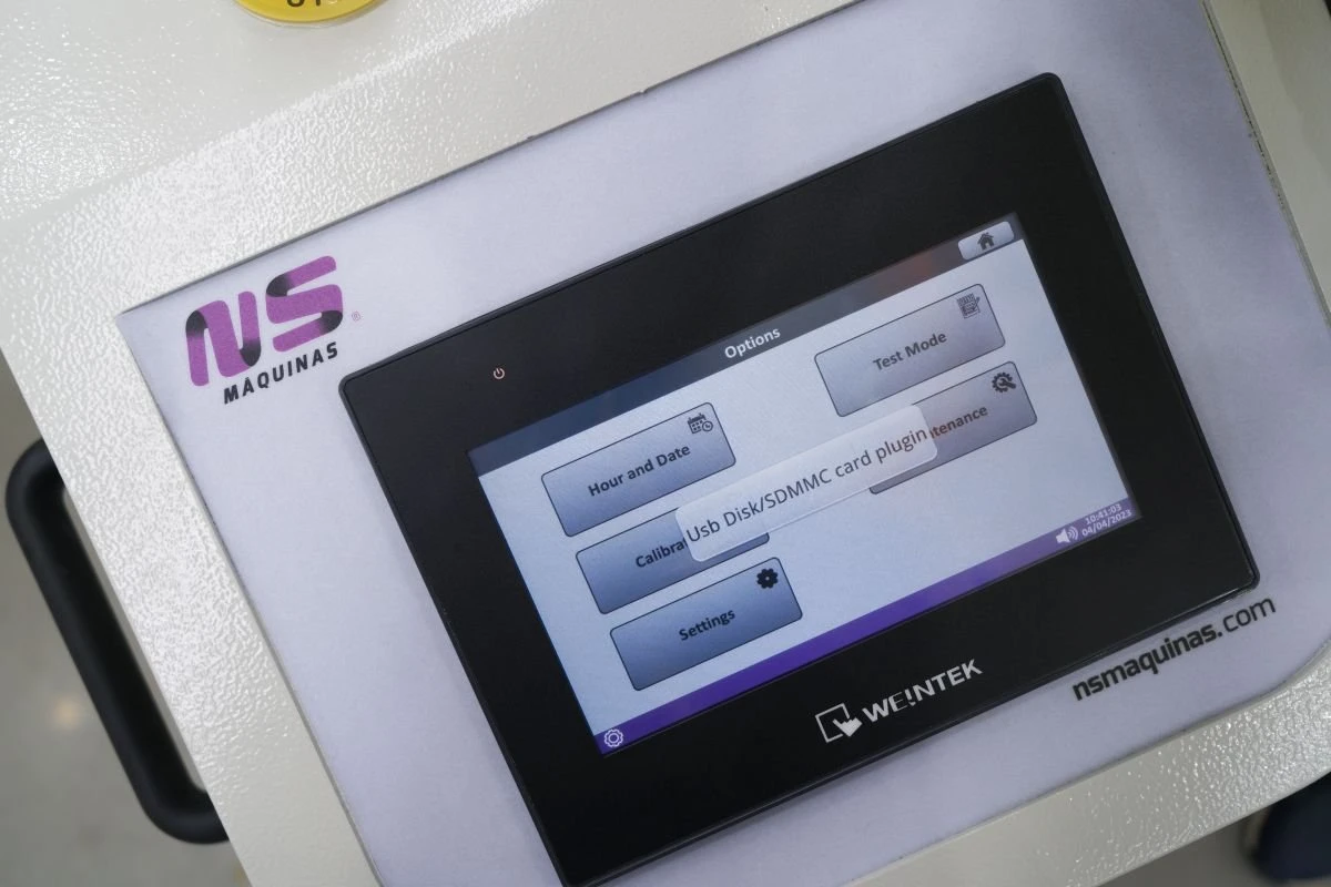 NS TDM100 2D AT - automatický stroj na vrtání, tavné vrtání a řezání vnitřních závitů do trubek a hranatých profilů - ovládání přes dotykovou obrazovku umožňuje ukládat programy s předdefinovanými parametry